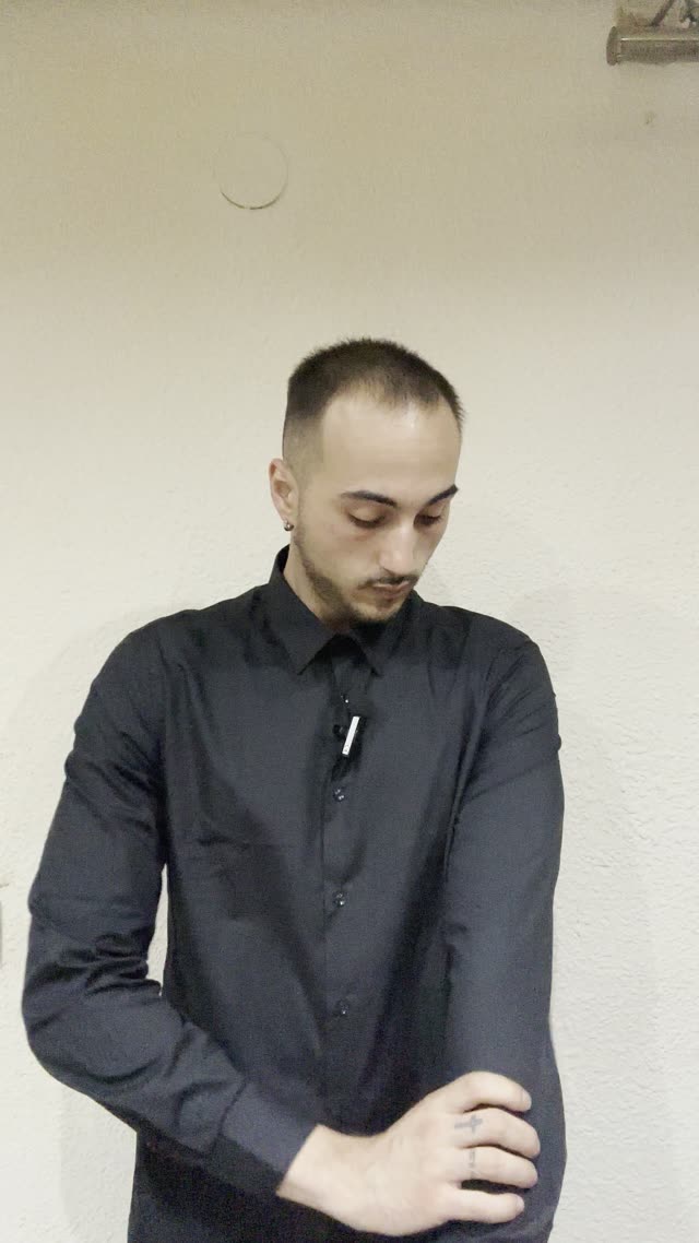 Profesional revisando una consulta y decidiendo el siguiente paso