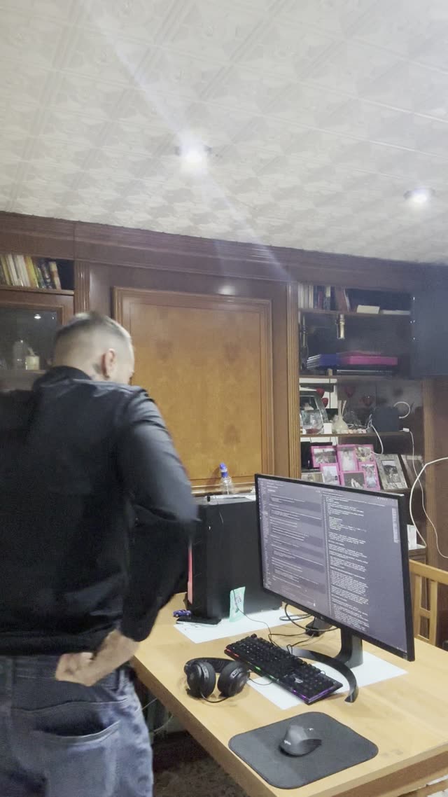 Profesional revisando tareas y mensajes en su escritorio
